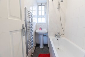 Tina con regadera, secadora de cabello, toallas