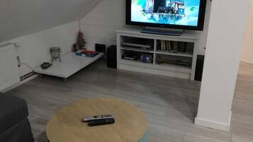 智能電視、壁爐、乒乓球設施