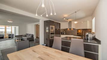 Apartment (Anemone) | In-room dining