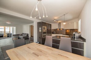 Apartment (Anemone) | In-room dining