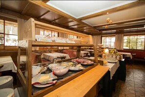 Una barra de buffet con diversos alimentos y utensilios.