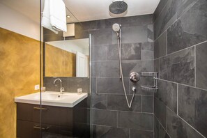 Apartment (Anemone) | Bathroom | Separate tub and shower, towels, toilet paper - Apartment Anemone (Samnaun)