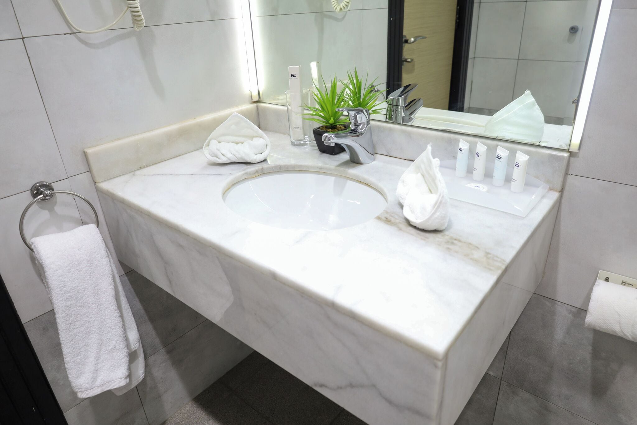 Bathtub dan shower terpisah dan pancuran hujan