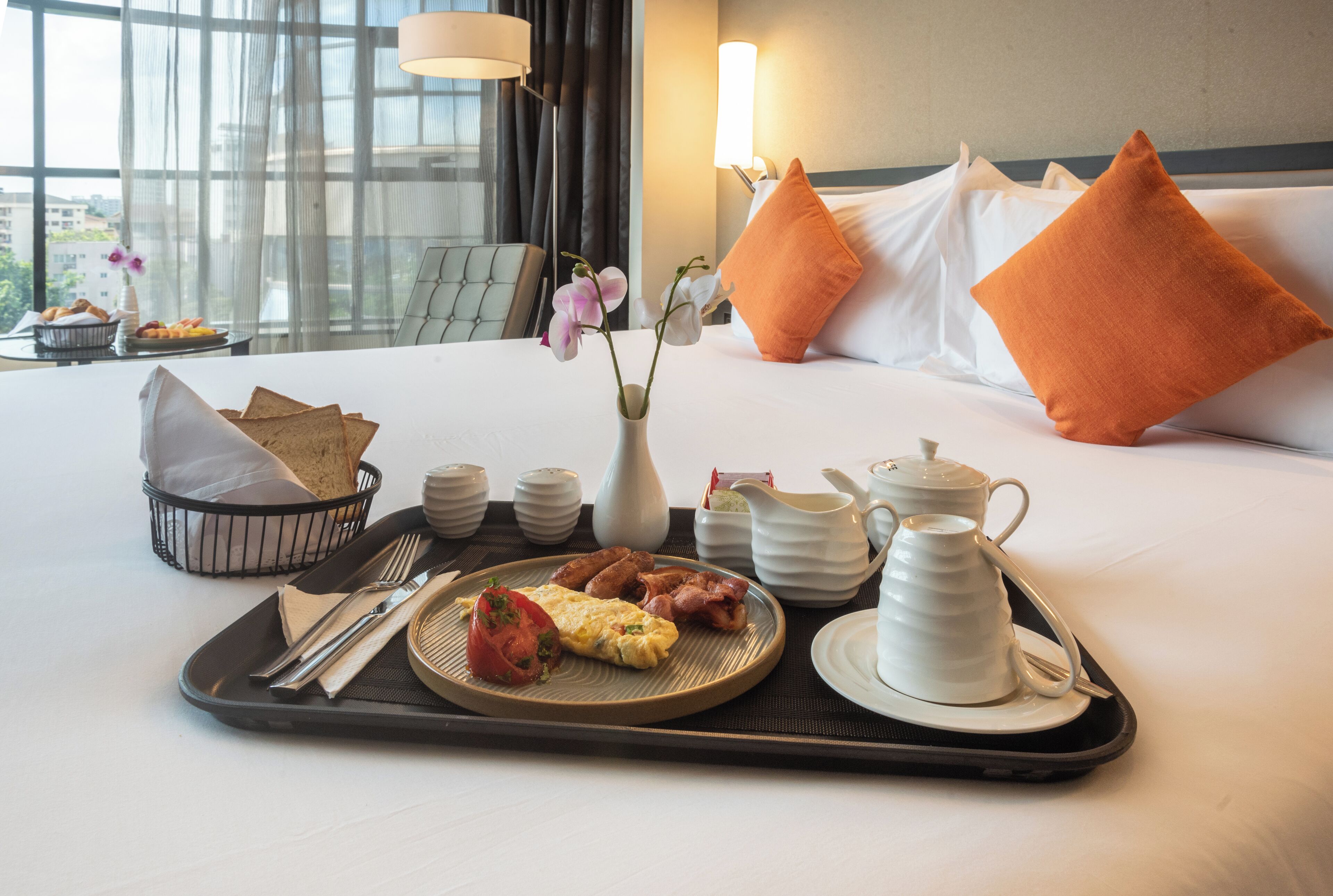 Executive Room, 1 King Bed, Non Smoking | Premium bedding, minibar, in-room safe, desk