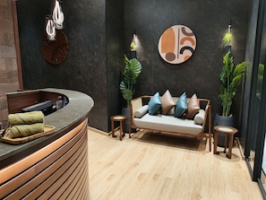 Whirlpool, Dampfbad, Aromatherapie, Tiefengewebe-Massagen
