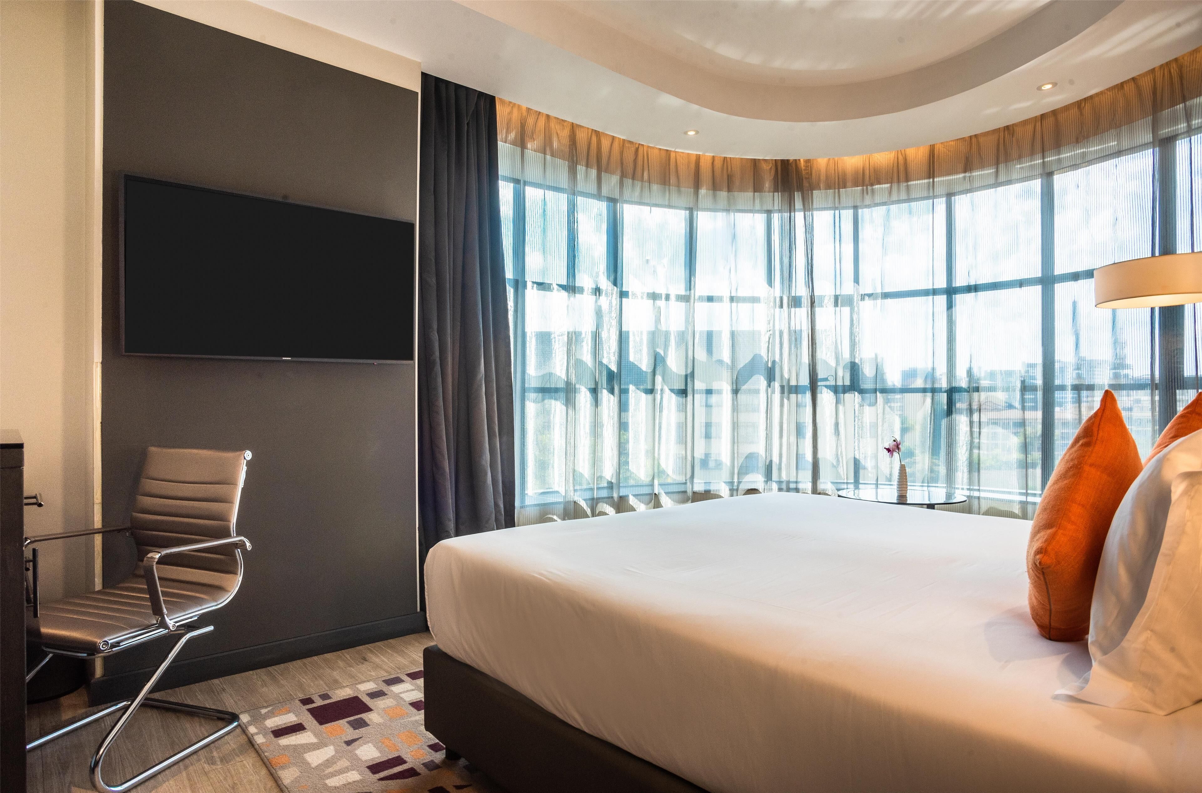 Minibar, caja de seguridad en la habitación y escritorio 