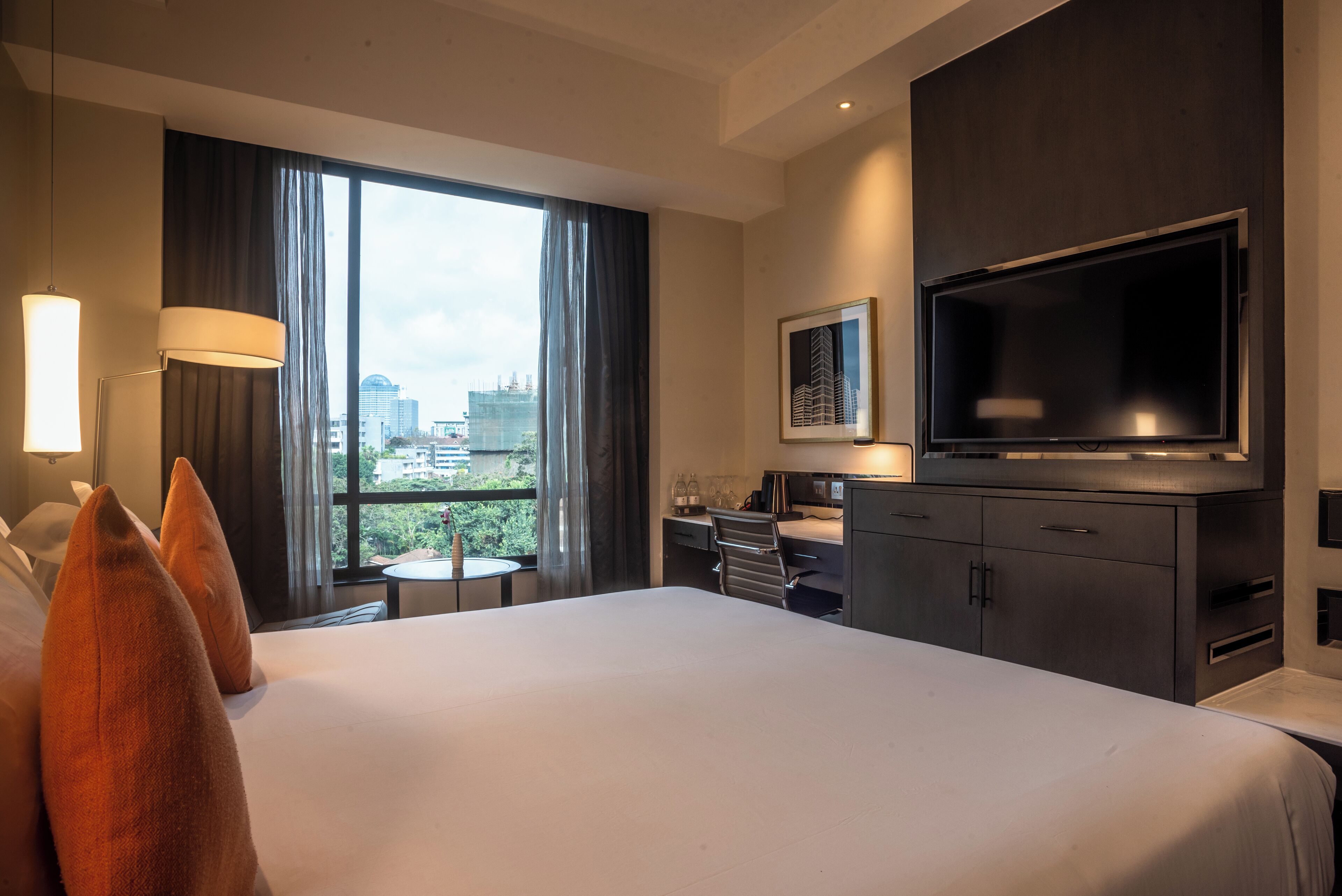 deluxe room, 1 king bed, non smoking | 1 bedroom, premium bedding, minibar, in-room safe