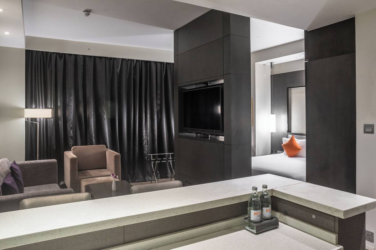 Minibar, caja de seguridad en la habitación y escritorio