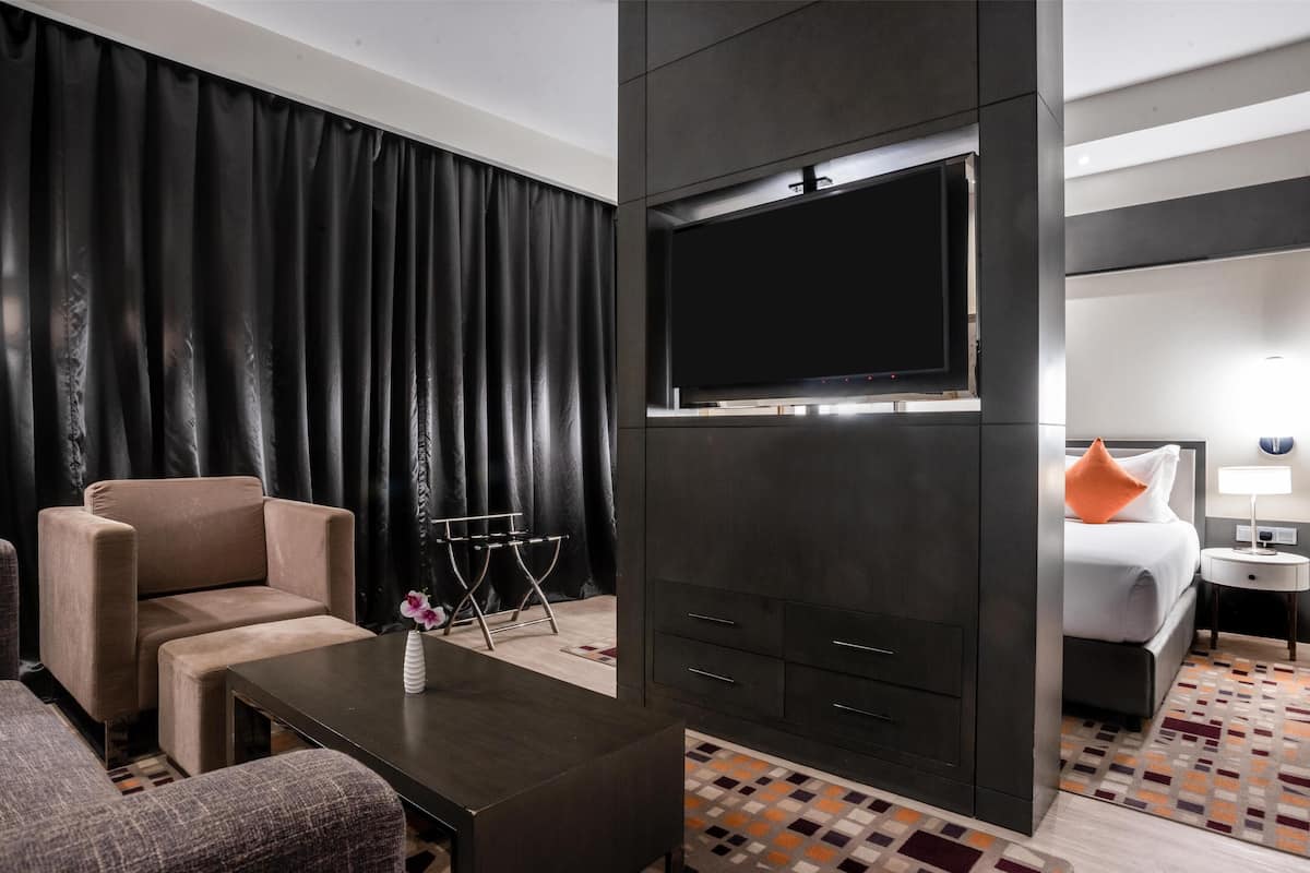 Minibar, caja de seguridad en la habitación y escritorio