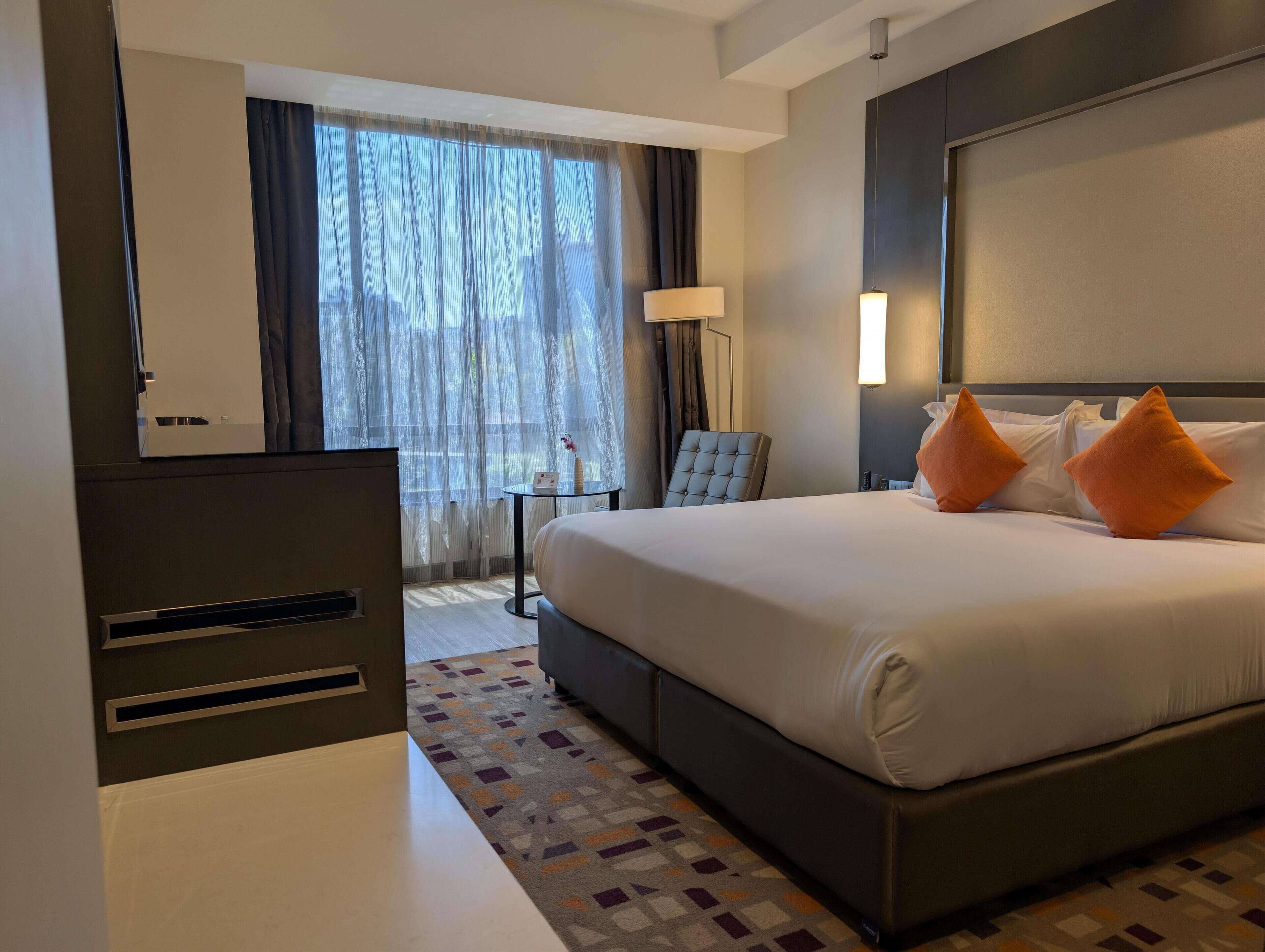 Minibar, caja de seguridad en la habitación y escritorio 