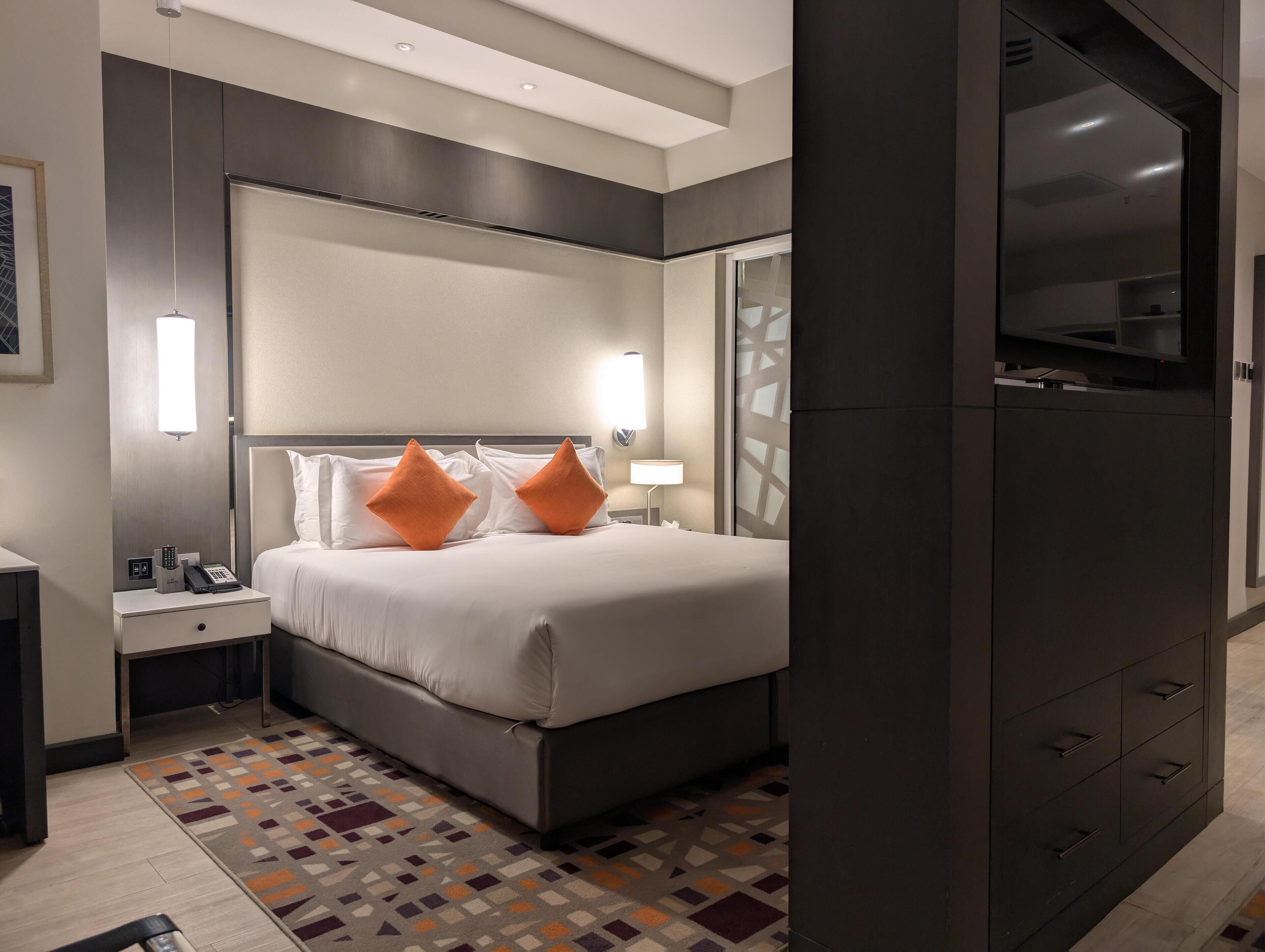 주니어 스위트, 킹사이즈침대 1개, 금연 | 고급 침구, 미니바, 객실 내 금고, 책상