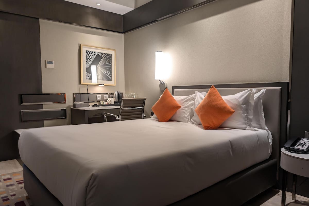 Superior Room, 1 King Bed, Accessible, Non Smoking | 1 bedroom, premium bedding, minibar, in-room safe