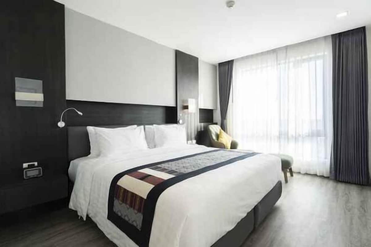 Minibar, desk, free WiFi