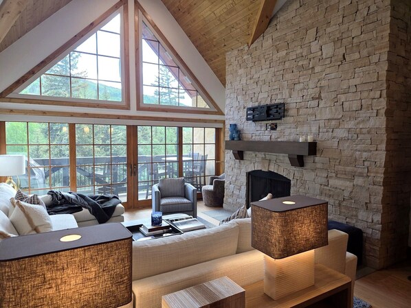 Smart TV, fireplace