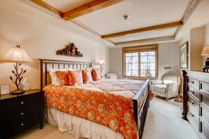 5 bedrooms, desk, iron/ironing board, free WiFi - 434 S Frontage Rd Vail Mountain View #403-Vail Penthouse, with Private Roof Top Hot Tub (Vail)