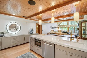 Interior - 434 S Frontage Rd Vail Mountain View #403-Vail Penthouse, Roof Top Hot Tub, Pool, Walk to Slopes (Vail)
