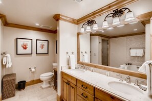 Bathtub, hair dryer, towels - 434 S Frontage Rd Vail Mountain View #403-Vail Penthouse, with Private Roof Top Hot Tub (Vail)