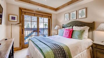 5 bedrooms, desk, iron/ironing board, free WiFi