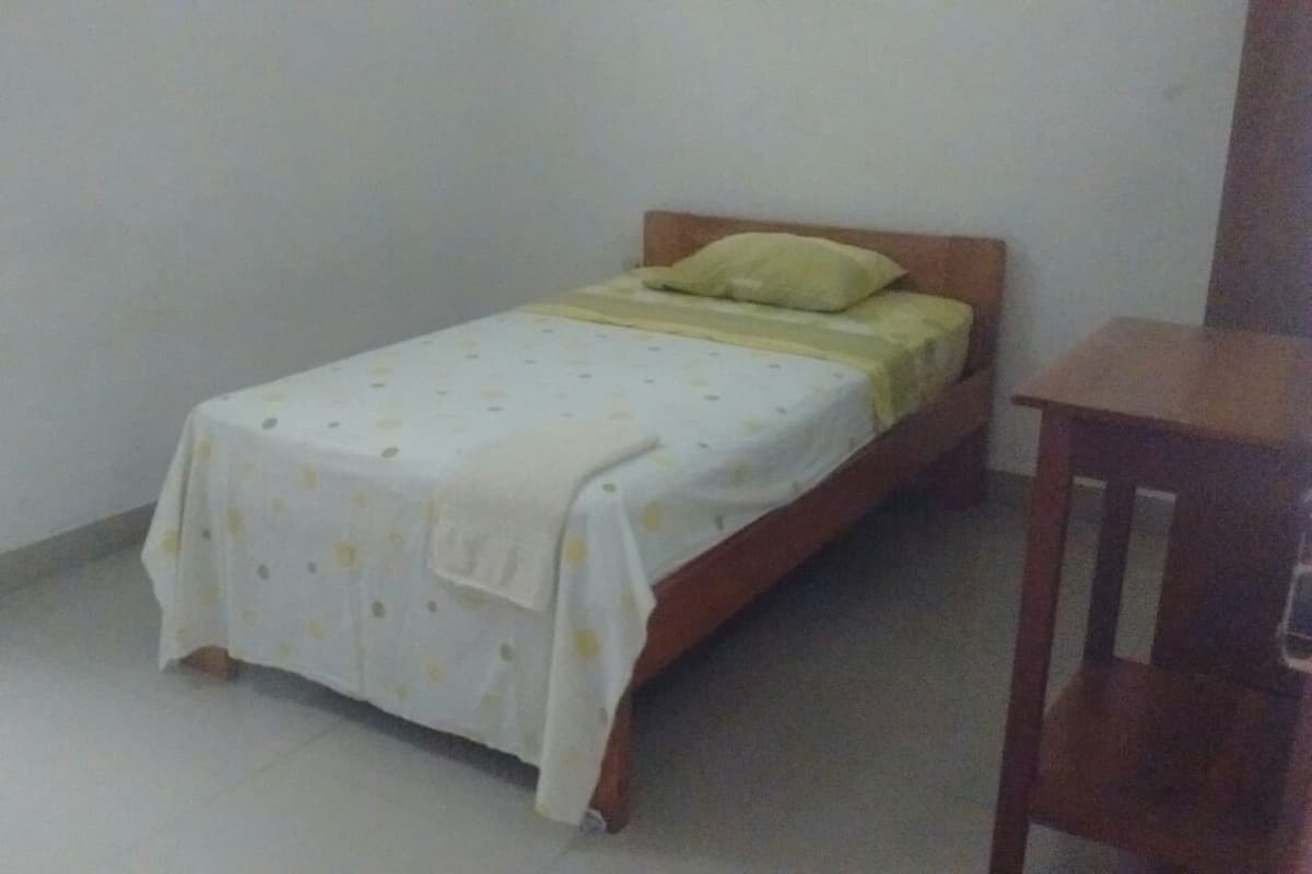Single Room | Free WiFi, bed sheets, wheelchair access