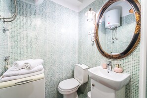 Regadera, regadera con hidromasaje, secadora de cabello, pantuflas 