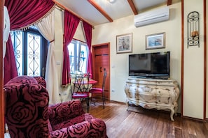 Studio Suite | Living room