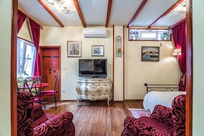 Studio Suite | Living room