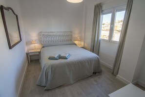 1 quarto, ferros/tábuas de passar roupa