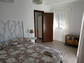 2 Schlafzimmer, Bügeleisen/Bügelbrett