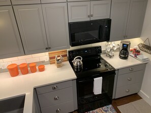 Fridge, microwave, oven, stovetop - Canadensis Craftsman Getaway in the Poconos (Canadensis)