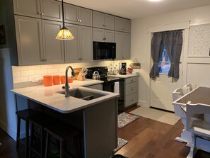 Fridge, microwave, oven, stovetop - Canadensis Craftsman Getaway in the Poconos (Canadensis)