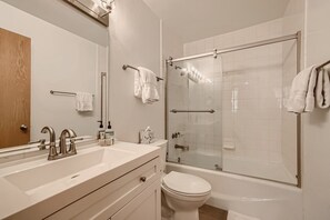 浴缸、吹风机、毛巾