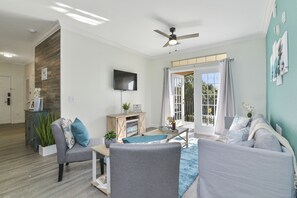 Smart TV, lareira, livros, aparelho de som