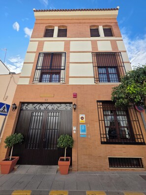 Front of property - Hostal El Pasaje (Puente Genil)