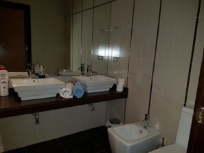 Twin Room | Bathroom sink - Hostal El Pasaje (Puente Genil)