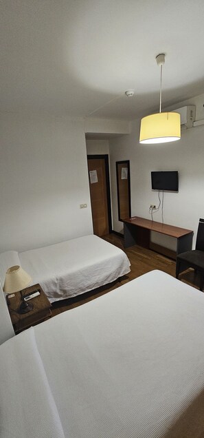 Basic-Zweibettzimmer | Kostenloses WLAN, Bettwäsche