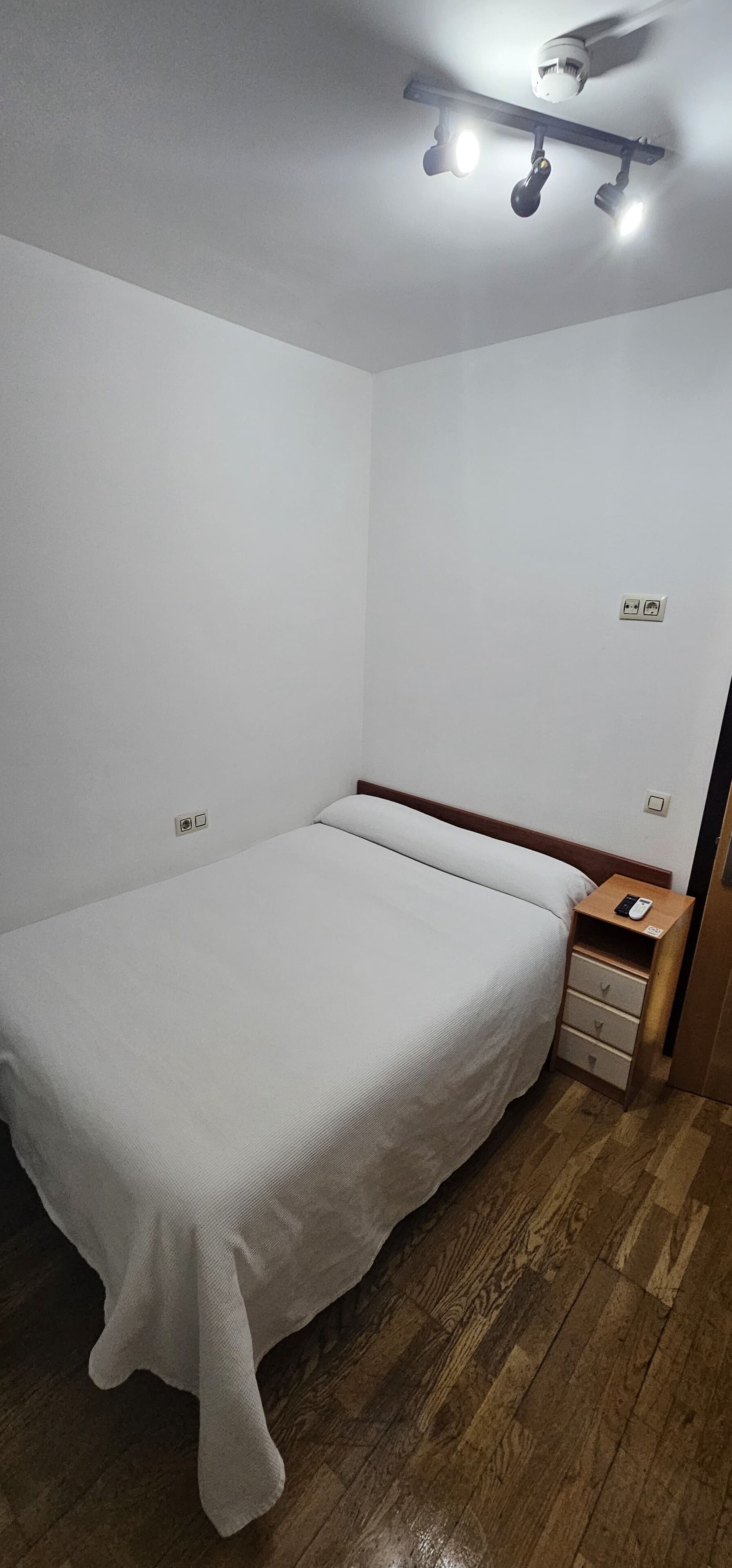 Single Room | Free WiFi, bed sheets