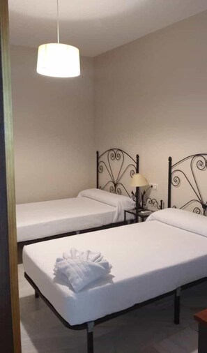 Twin Room, Non Smoking | Free WiFi, bed sheets - Hostal El Pasaje (Puente Genil)