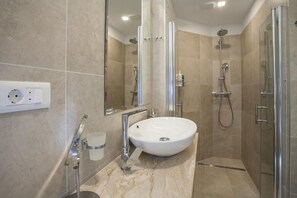 Departamento, vista al mar | Baño | Amenidades de baño gratuitas, secadora de cabello, toallas, jabón 