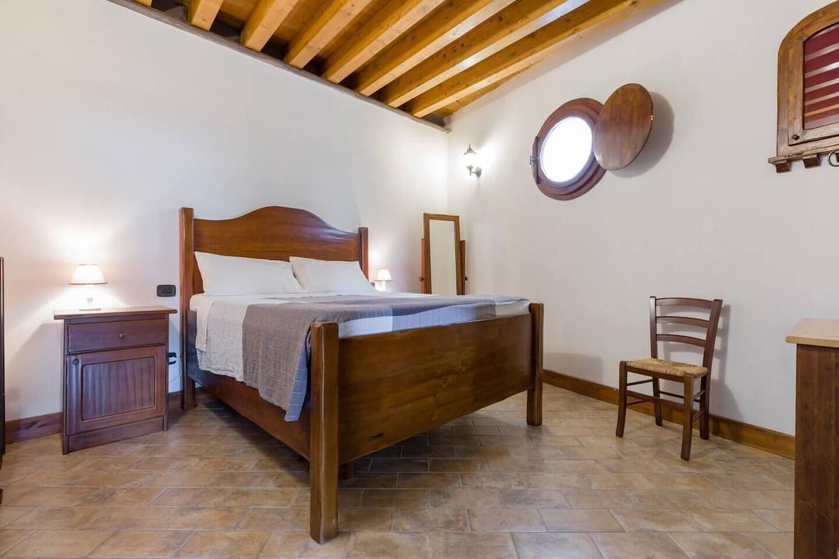 1 bedroom, down duvets, desk, laptop workspace