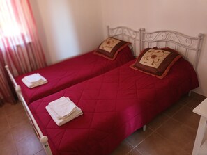 4 bedrooms, iron/ironing board, free WiFi, bed sheets - Quinta do Pinhal Novo - Ar Puro - Near the most beautiful beaches of Costa Vicentina (Aljezur)