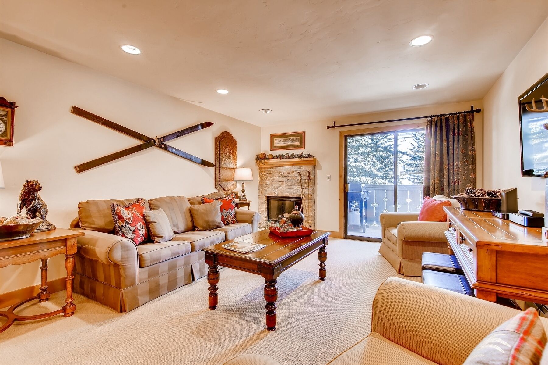 スマートテレビ、暖炉、DVD プレーヤー