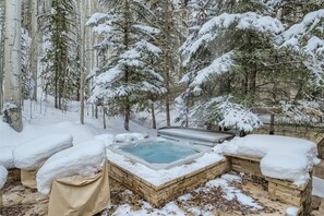Tina de hidromasaje al aire libre