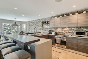 Kylskåp, mikrovågsugn, ugn och spishäll