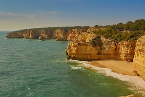 Playa en los alrededores, camastros y toallas de playa