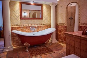 Tina, secadora de cabello, bidet, toallas
