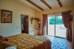 4 bedrooms, in-room safe, desk, iron/ironing board