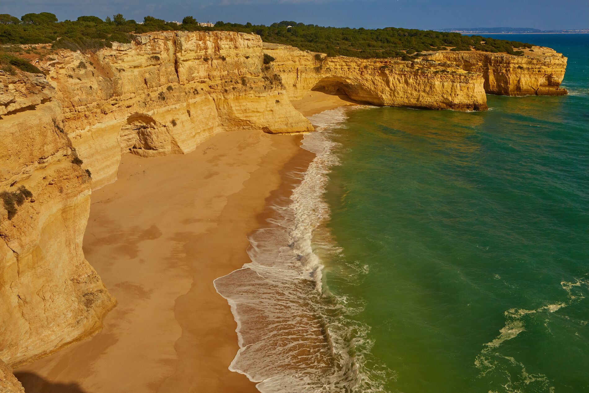 Playa en los alrededores, camastros y toallas de playa 