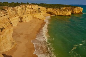Eine Küstenlandschaft mit Klippen und einem Sandstrand.