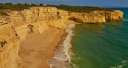 Gorgeous villa ideally located with pool, ocean views, AirCo, great for families