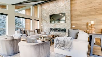 Smart TV, chimenea, reproductor de DVD